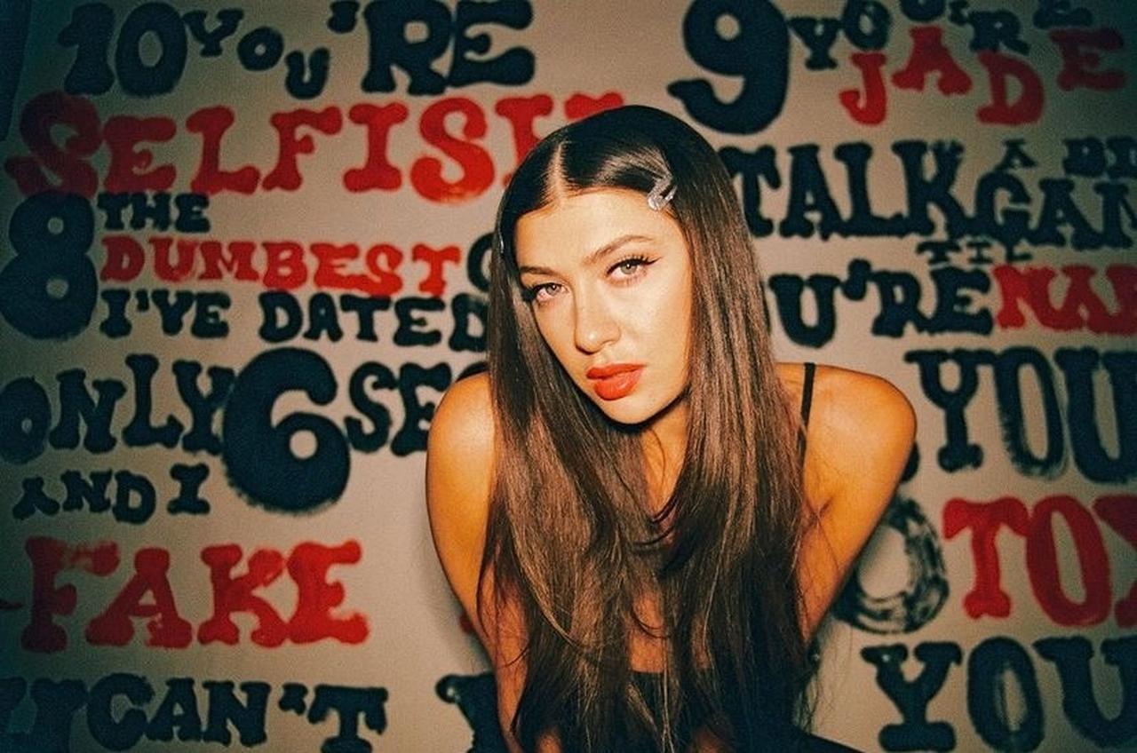 「歴代のデート相手で一番のバカ」強烈すぎる失恋アンセム「10 Things I Hate About You」が話題沸騰中のリア・ケイトにインタビュー