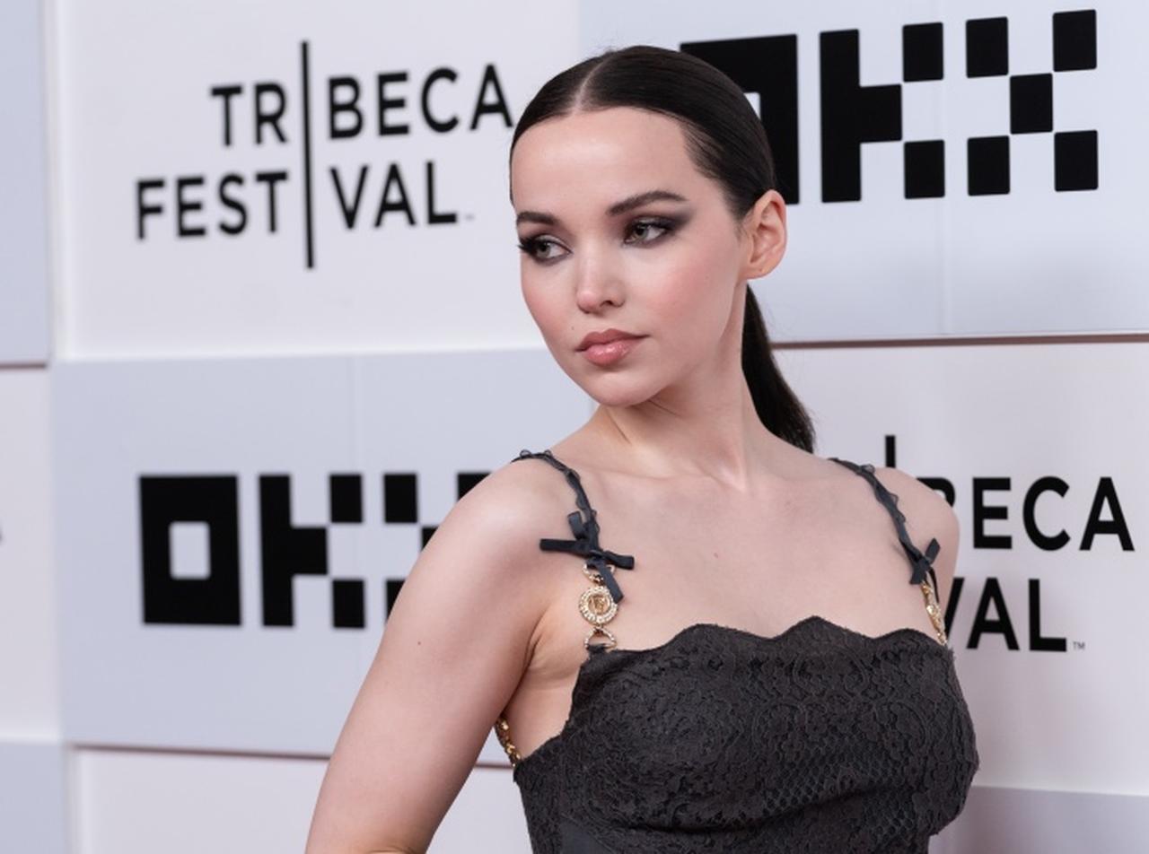 ダヴ・キャメロン、自分が生まれた年と変わらない時期に作られたドレスを着用