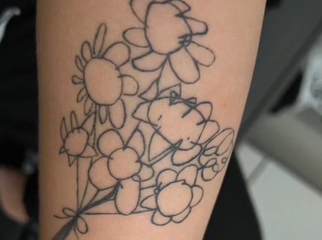 腕に「変な花のタトゥー」と言われたデザイン、女性が明かした「理由」が素敵