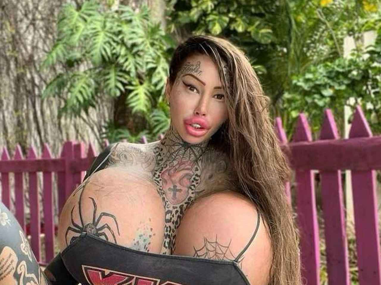 「10キロの胸」のせいで女性が飛行機を降ろされたと抗議