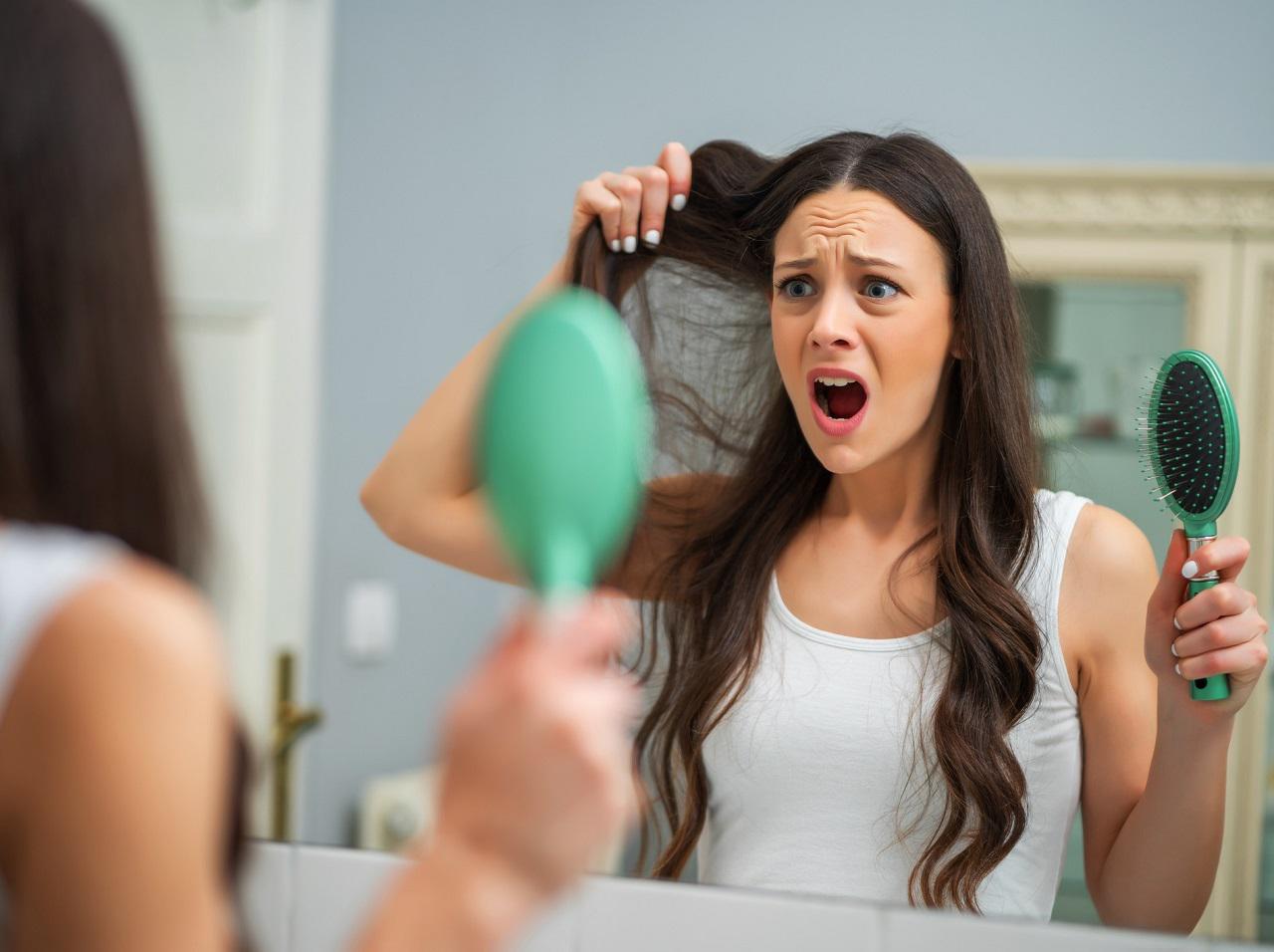 鏡を見たら「アホ毛」がぴょん!瞬時に抑える意外なアイテムを使った裏ワザとは