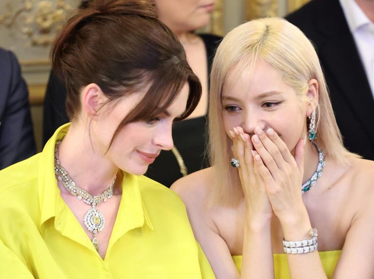 アン・ハサウェイとBLACKPINKリサ、イエローのペアコーデで談笑！表情が可愛い…