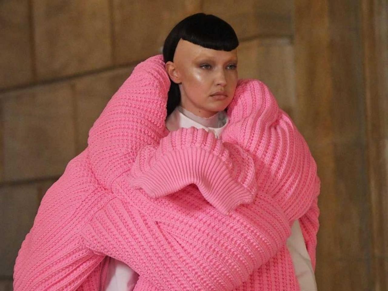 まさかの刈り上げ!?ジジ&ベラ・ハディッド姉妹がマーク・ジェイコブスのショーで新ヘアスタイル