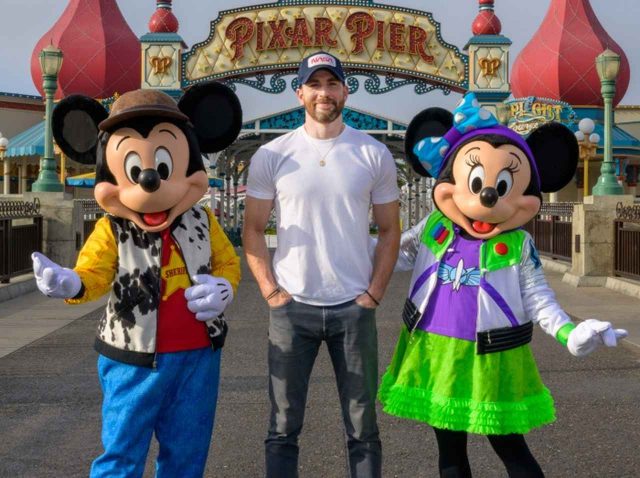 クリス・エヴァンス、ディズニーランドで写真を撮るもポーズがぎこちなさすぎて「合成」を疑われる
