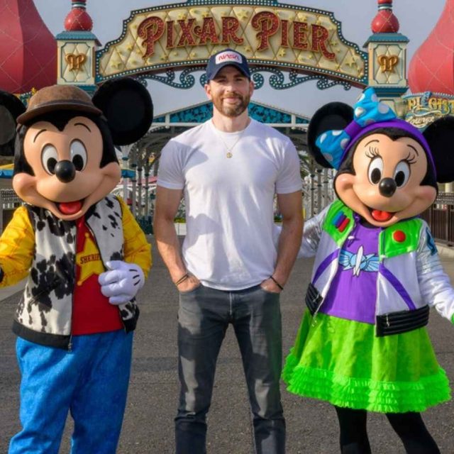 クリス・エヴァンス、ディズニーランドで写真を撮るもポーズがぎこちなさすぎて「合成」を疑われる