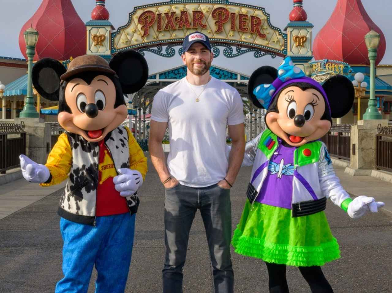 クリス・エヴァンス、ディズニーランドで写真を撮るもポーズがぎこちなさすぎて「合成」を疑われる