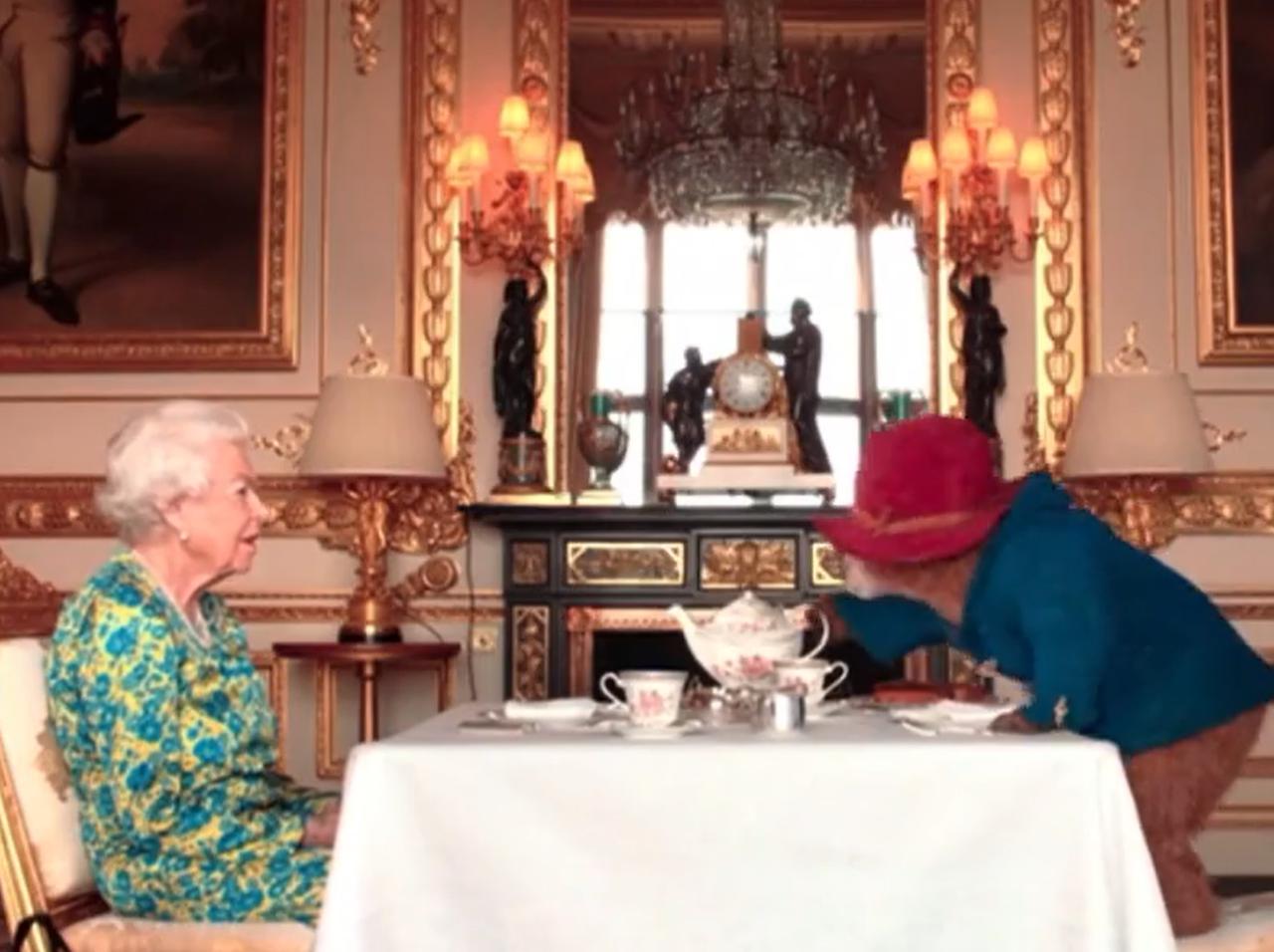 エリザベス女王が70年祝いに“パディントン”と共演、「声」を演じたのは?『007』時よりセリフも演技も増加!