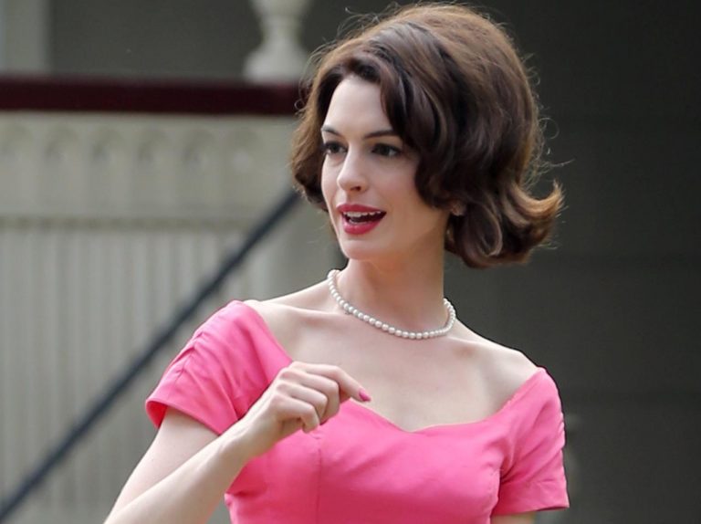 真っピンクドレスでジャッキー風ヘア、アン・ハサウェイの60年代風スタイルが可愛すぎる
