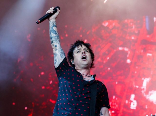 「米国市民権を破棄する」グリーン・デイのビリーが中絶の権利を認めない判決に激怒