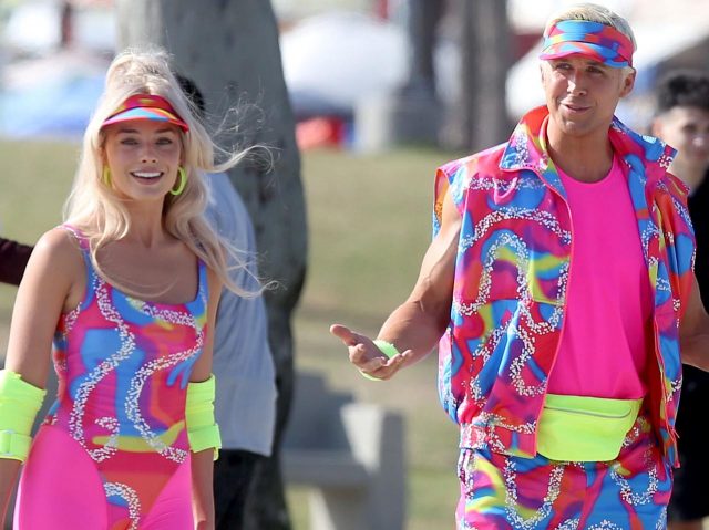 『バービー』撮影でマーゴット・ロビーとライアン・ゴズリングがローラースケート、超ド派手！