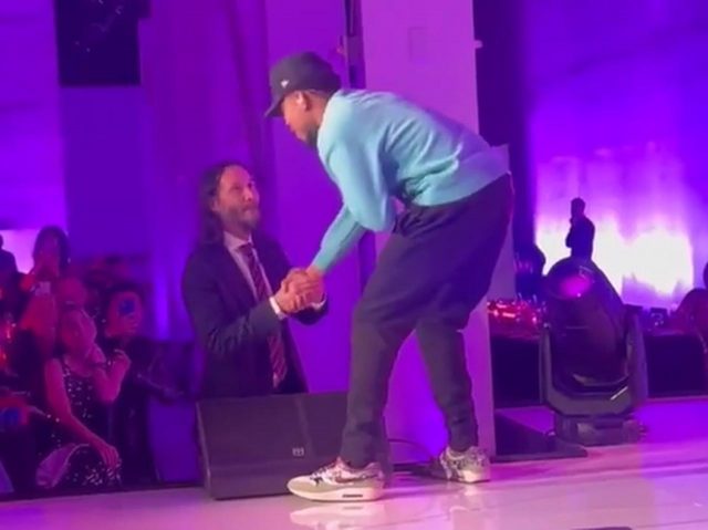 そういえばキアヌ・リーブスって大スターだ…、有名ラッパーのラブコールに「取った行動」に大歓声