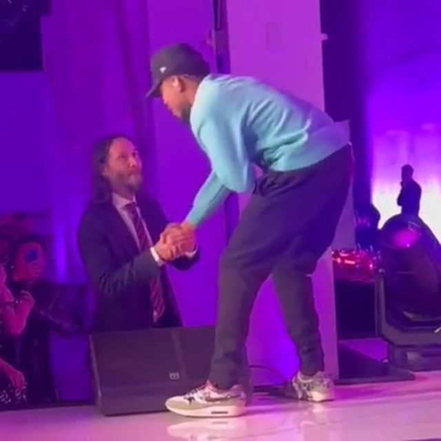 そういえばキアヌ・リーブスって大スターだ…、有名ラッパーのラブコールに「取った行動」に大歓声