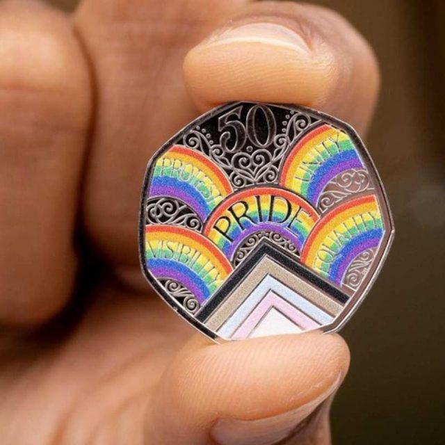 イギリスの造幣局がレインボーカラーの50p硬貨を製造、プライドマーチ50周年を祝う