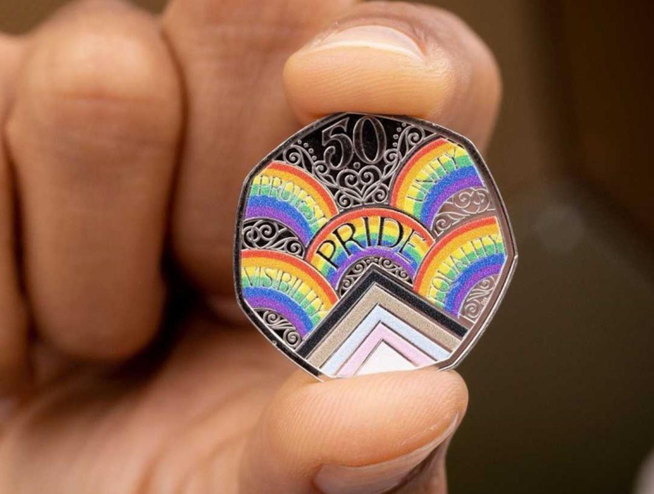 イギリスの造幣局がレインボーカラーの50p硬貨を製造、プライドマーチ50周年を祝う