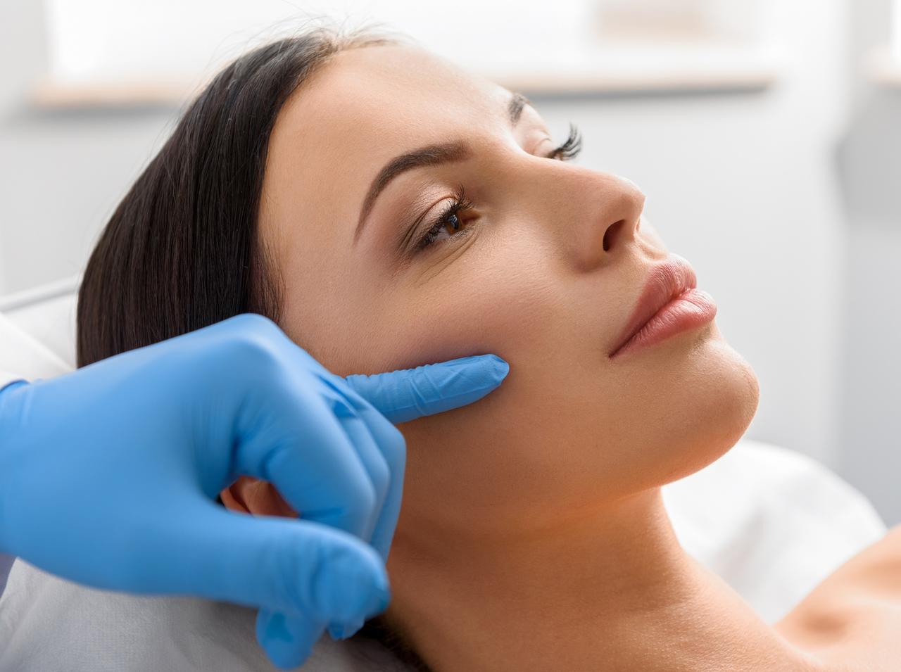 メスを使わず美をアップデート!海外でトレンドの最新美容施術3選