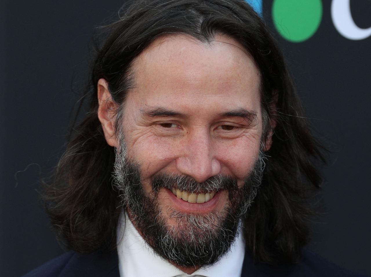 キアヌ・リーブス、友達に囲まれて見せた「満面の笑み」にほっこり