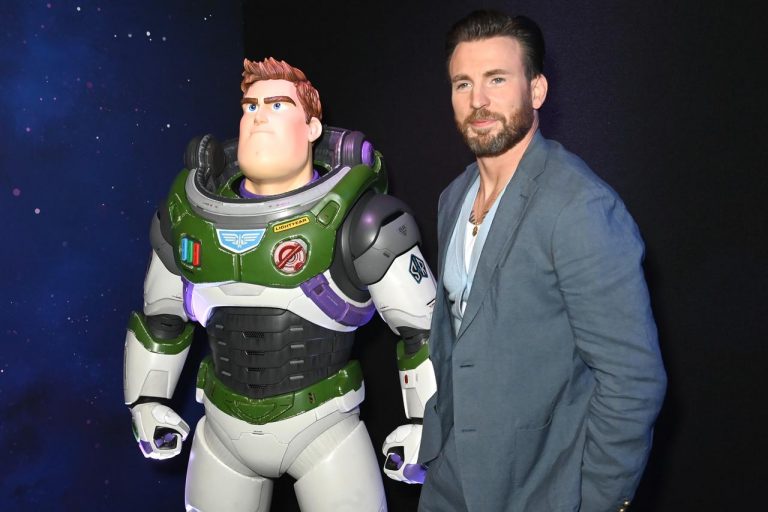 『バズ・ライトイヤー』同性キスシーンを「早送りする」とした映画館が炎上して宣言撤回