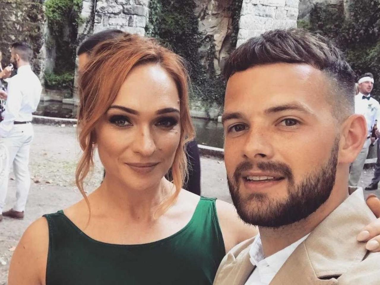 結婚式の数時間前に新婦が死亡、『Xファクター』出身シンガーにセレブがメッセージ