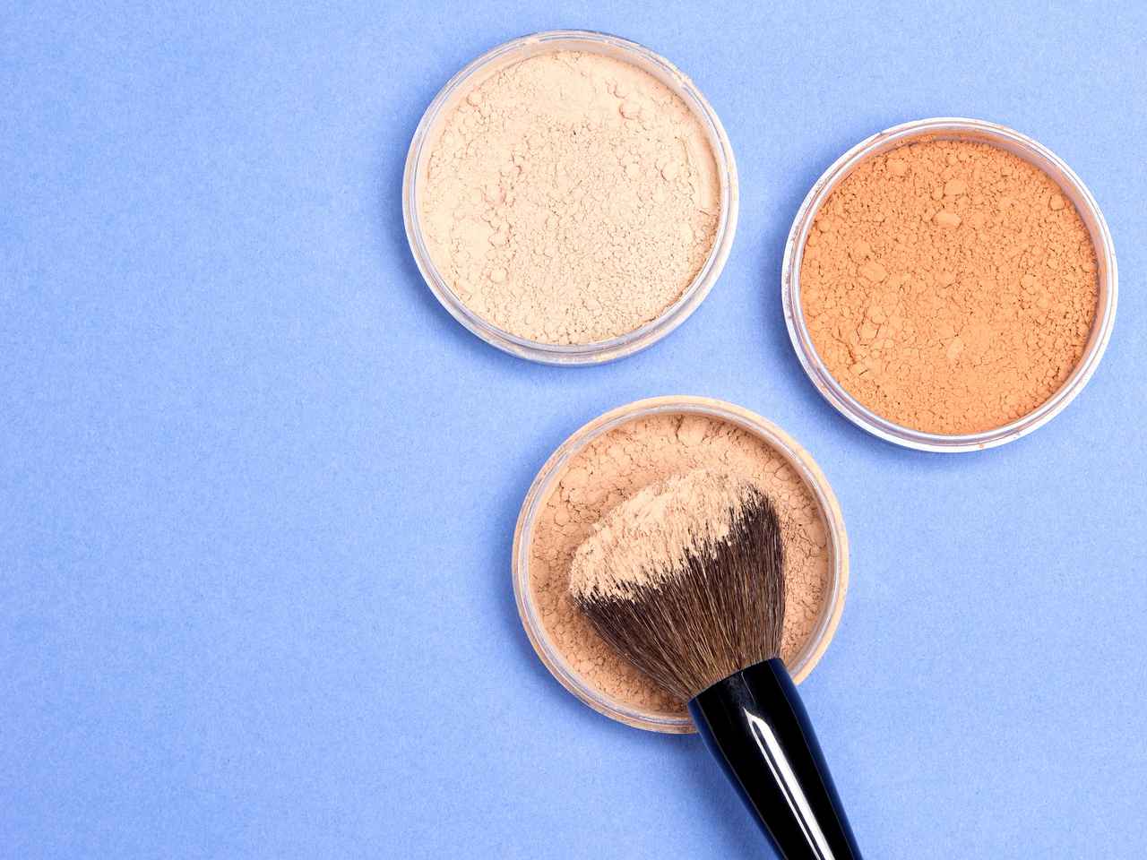 「無色」と「ベージュ」の違いって?自分に合ったフェイスパウダーの選び方
