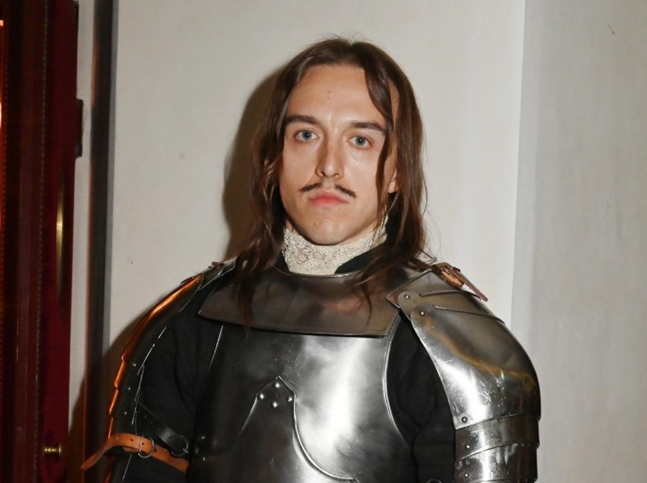 ファッションショーの最前列で“筋トレ”、トミー・キャッシュが強すぎる