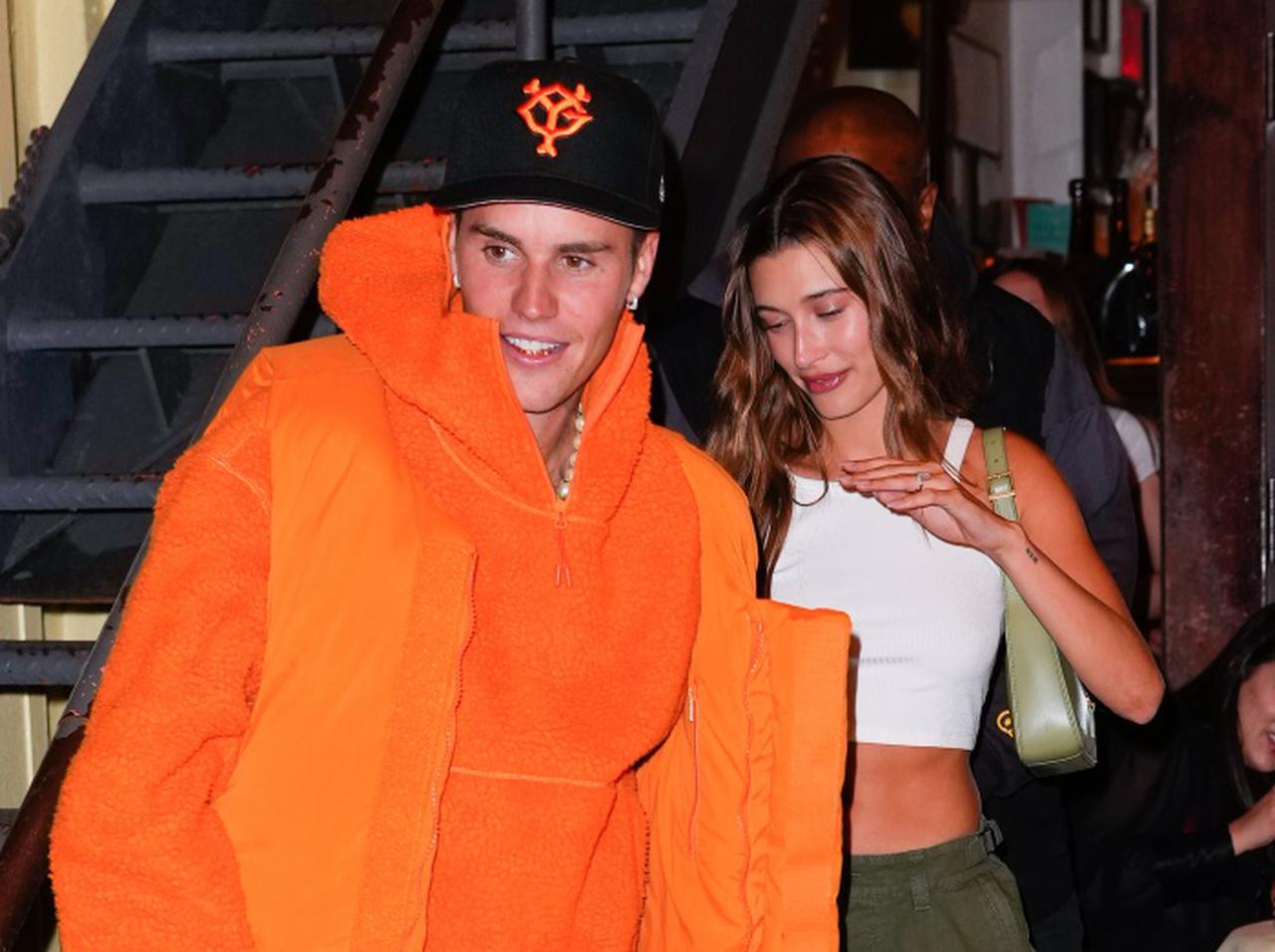 ジャスティン・ビーバーが「ガチの巨人ファン」にしか見えない、巨人のロゴ入り帽子&上下オレンジの服で妻とデート