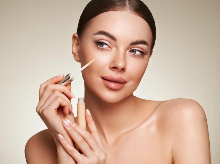 もうヨレない!目の下にコンシーラーを塗るときの裏ワザ