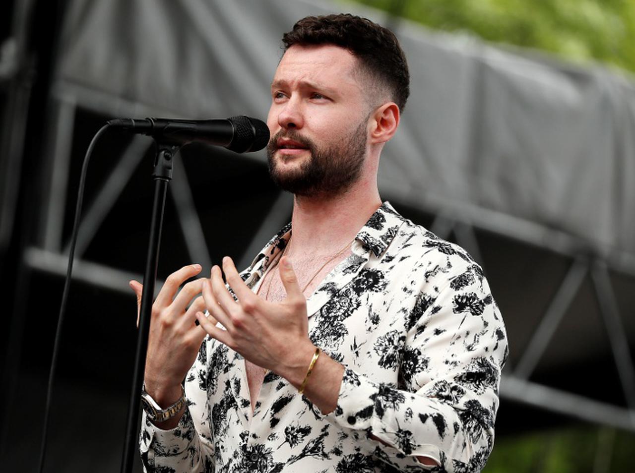 「どんなセクシュアリティであれ愛されるべき」、カラム・スコットが同性婚やプライドについて語る【インタビュー】