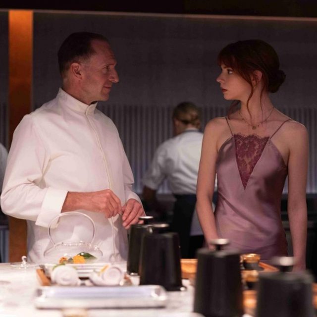 アニャ・テイラー＝ジョイとニコラス・ホルトがカップルに！『ザ・メニュー』の予告編が解禁