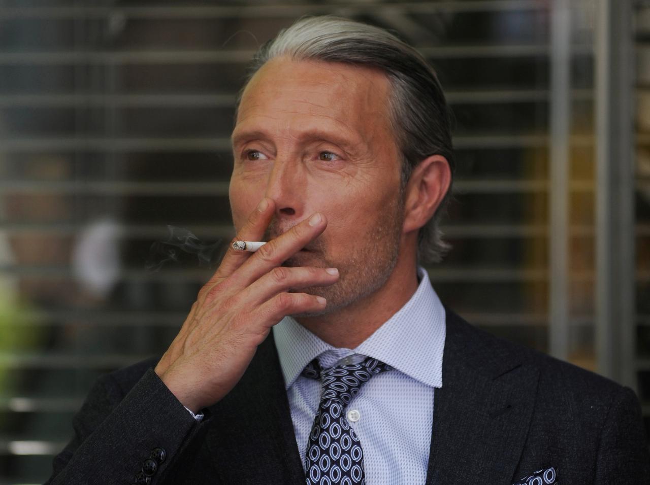 あぁ、マッツ・ミケルセン!マッツはどうしてそんなにマッツなの…スーツ×タバコ姿がキマりすぎる