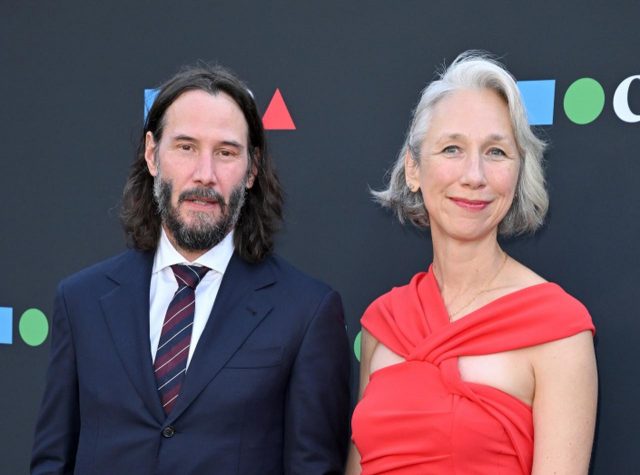 キアヌ・リーブス、3年ぶりに恋人と手を繋いでレッドカーペットに登場