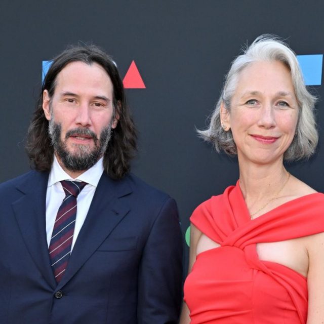 キアヌ・リーブス、3年ぶりに恋人と手を繋いでレッドカーペットに登場