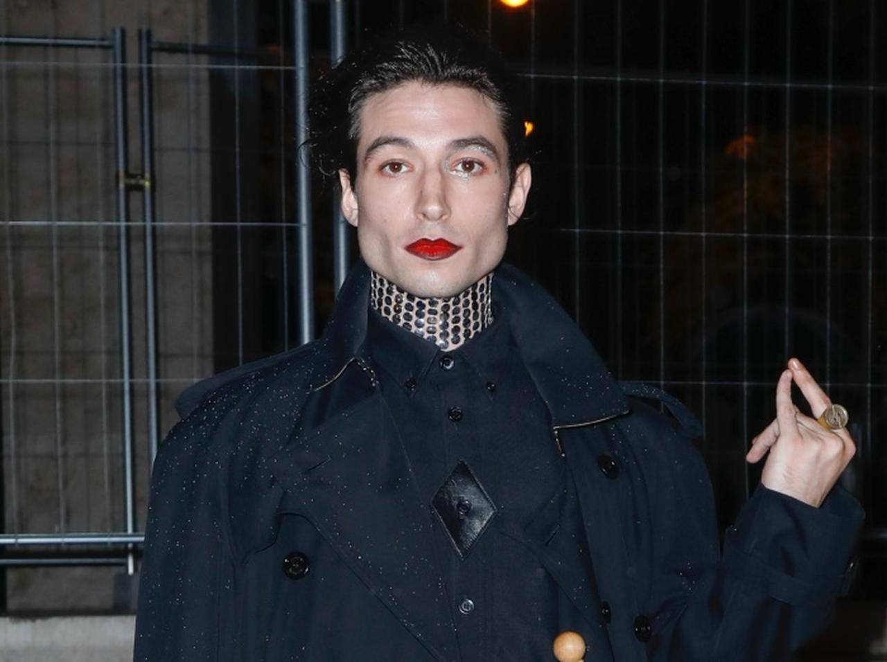 エズラ・ミラー、銃と大麻だらけの農場に子ども3人を住まわせていると非難される