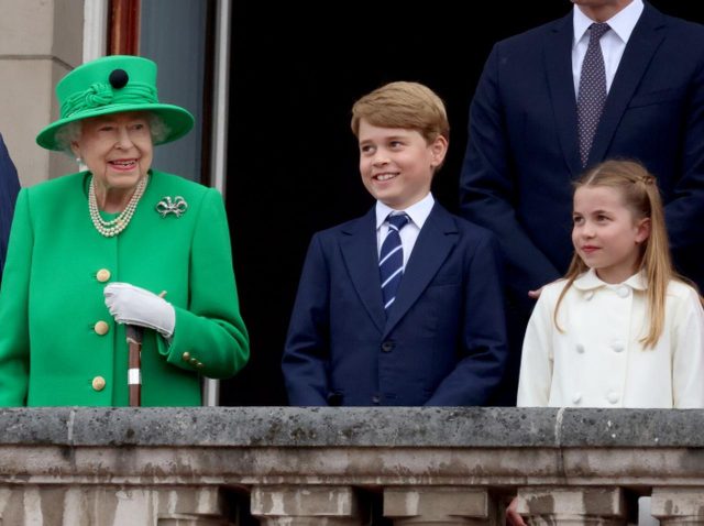 エリザベス女王の“ヒミツ”を知ったジョージ王子&シャーロット王女の「リアクション」が最高すぎる