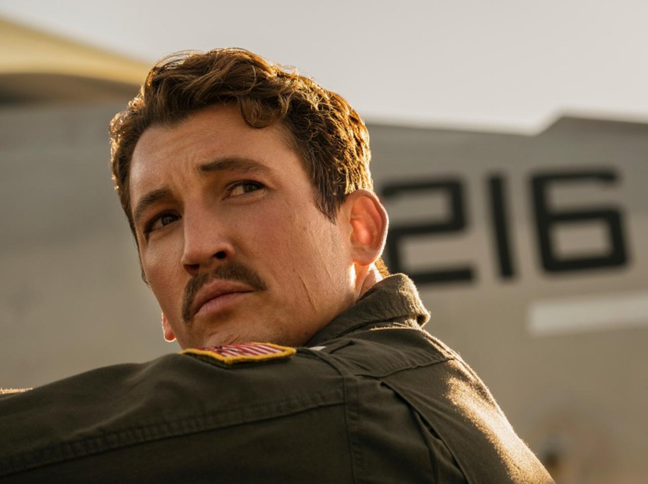 『トップガン マーヴェリック』監督、マイルズ・テラーをルースター役にするためトム・クルーズに「加工写真」を見せて“売り込み”