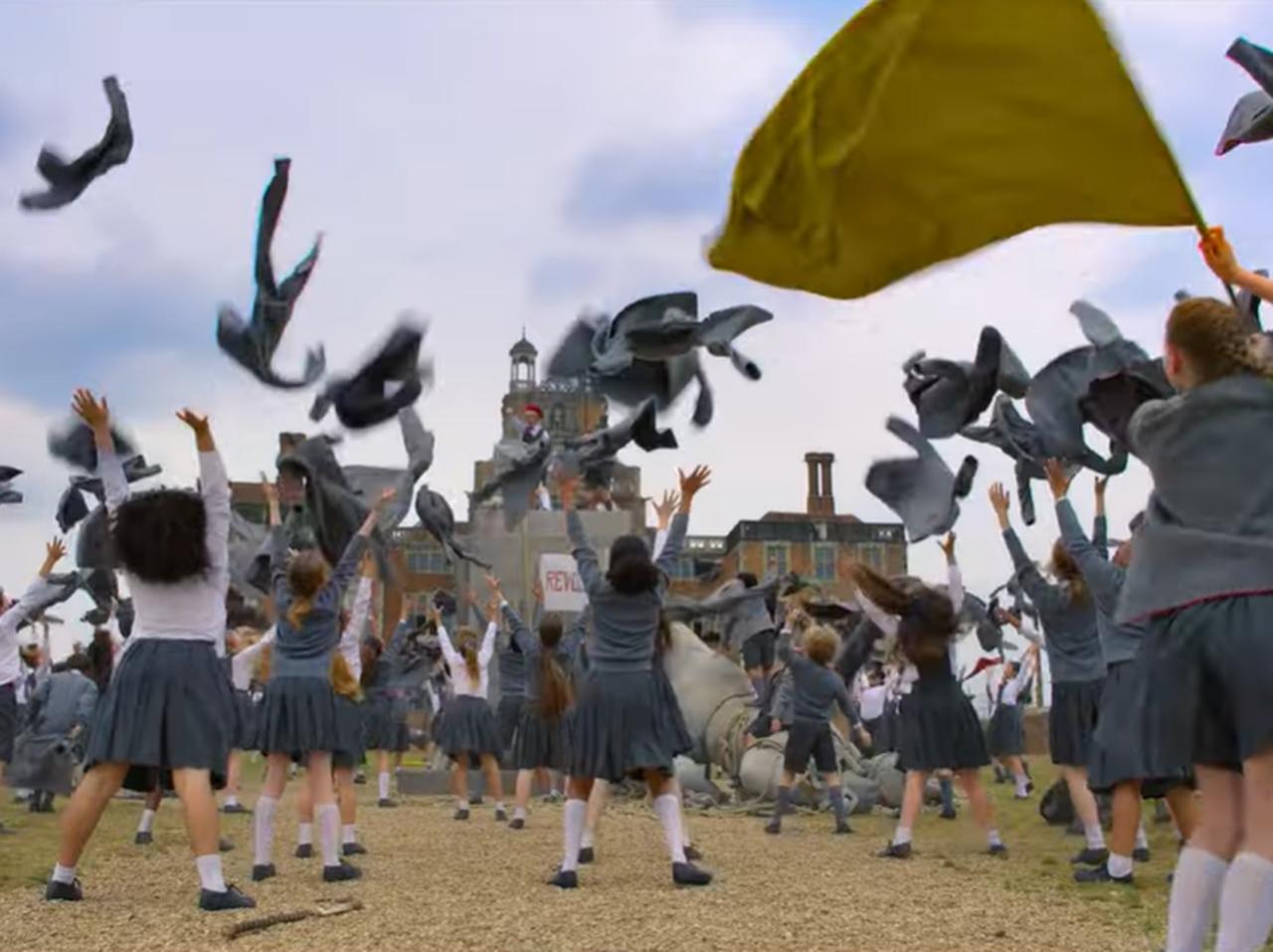 『ハリポタ』トレローニー先生俳優が極悪教師に、映画『マチルダ』がミュージカルそのまま!