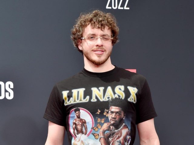 主催者からスルーされたリル・ナズ・Xをサポート！ジャック・ハーロウがBETアワードでリル・ナズのTシャツを着用