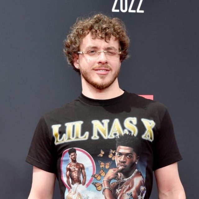 主催者からスルーされたリル・ナズ・Xをサポート！ジャック・ハーロウがBETアワードでリル・ナズのTシャツを着用