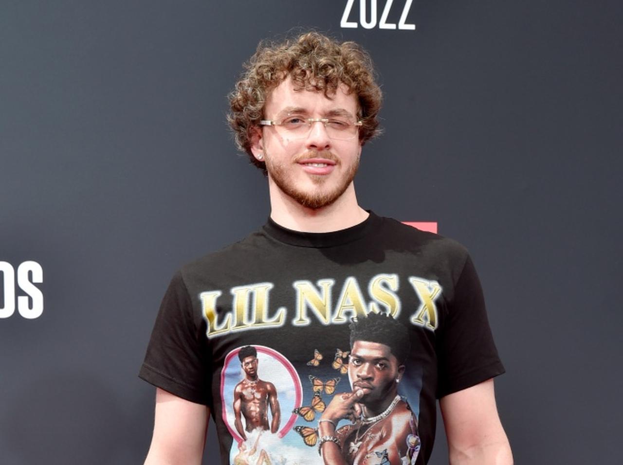 主催者からスルーされたリル・ナズ・Xをサポート！ジャック・ハーロウがBETアワードでリル・ナズのTシャツを着用