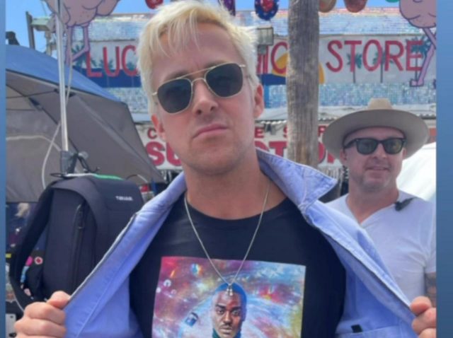 『バービー』ライアン・ゴズリングが『ドクター・フー』の“違法”グッズ着用、大喜びな俳優にほっこり