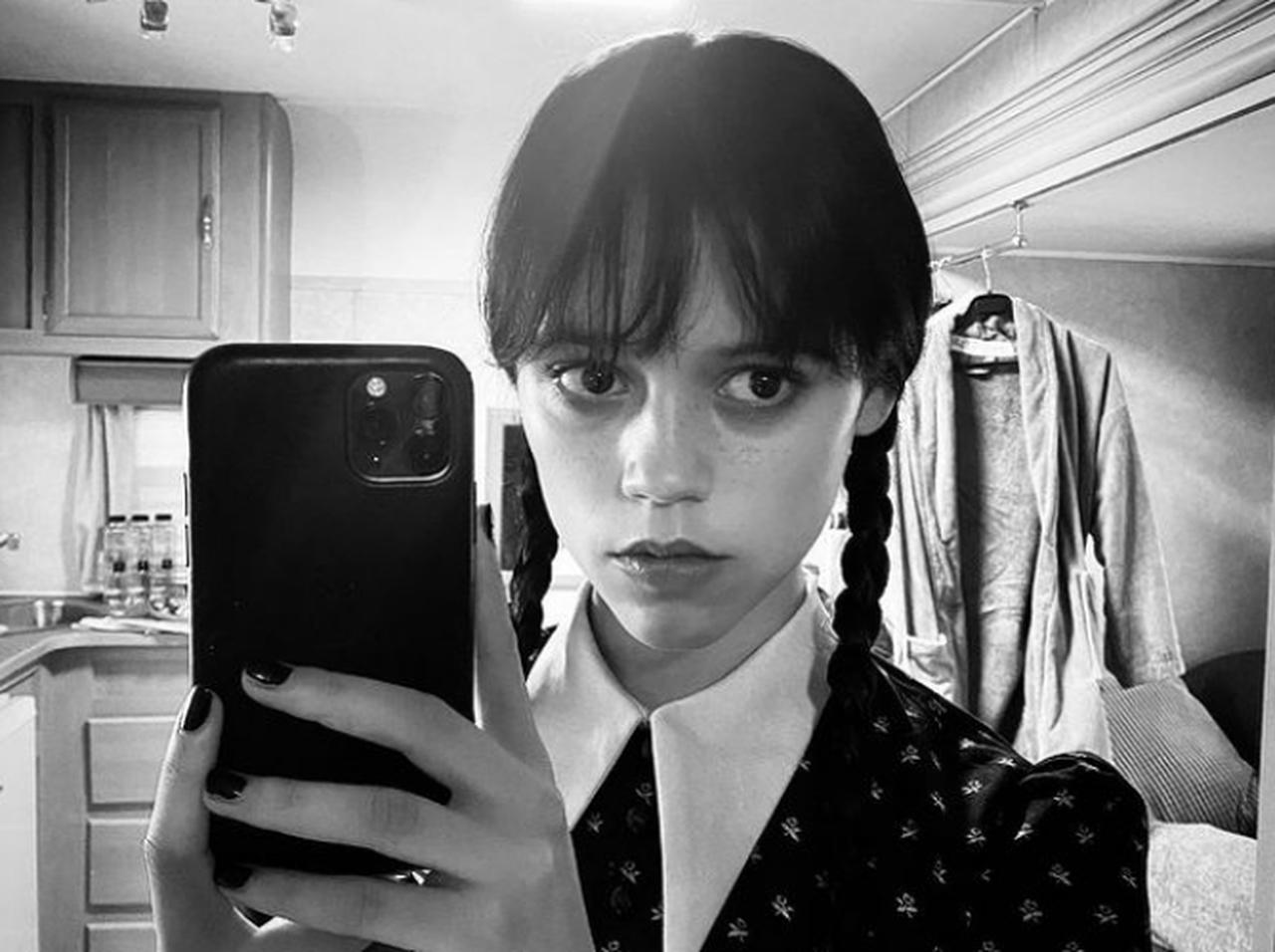 ティム・バートンによる『アダムス・ファミリー』のウェンズデー・アダムス公開、音楽も良い感じ!