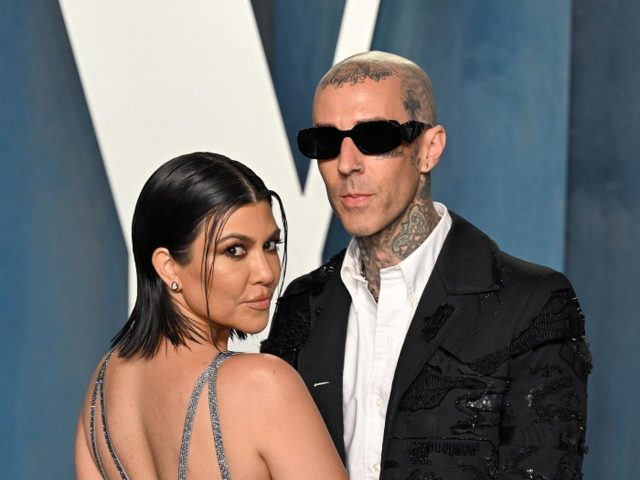 トラヴィス・バーカーが緊急搬送、子どもが「祈りを送ってください」とコメント