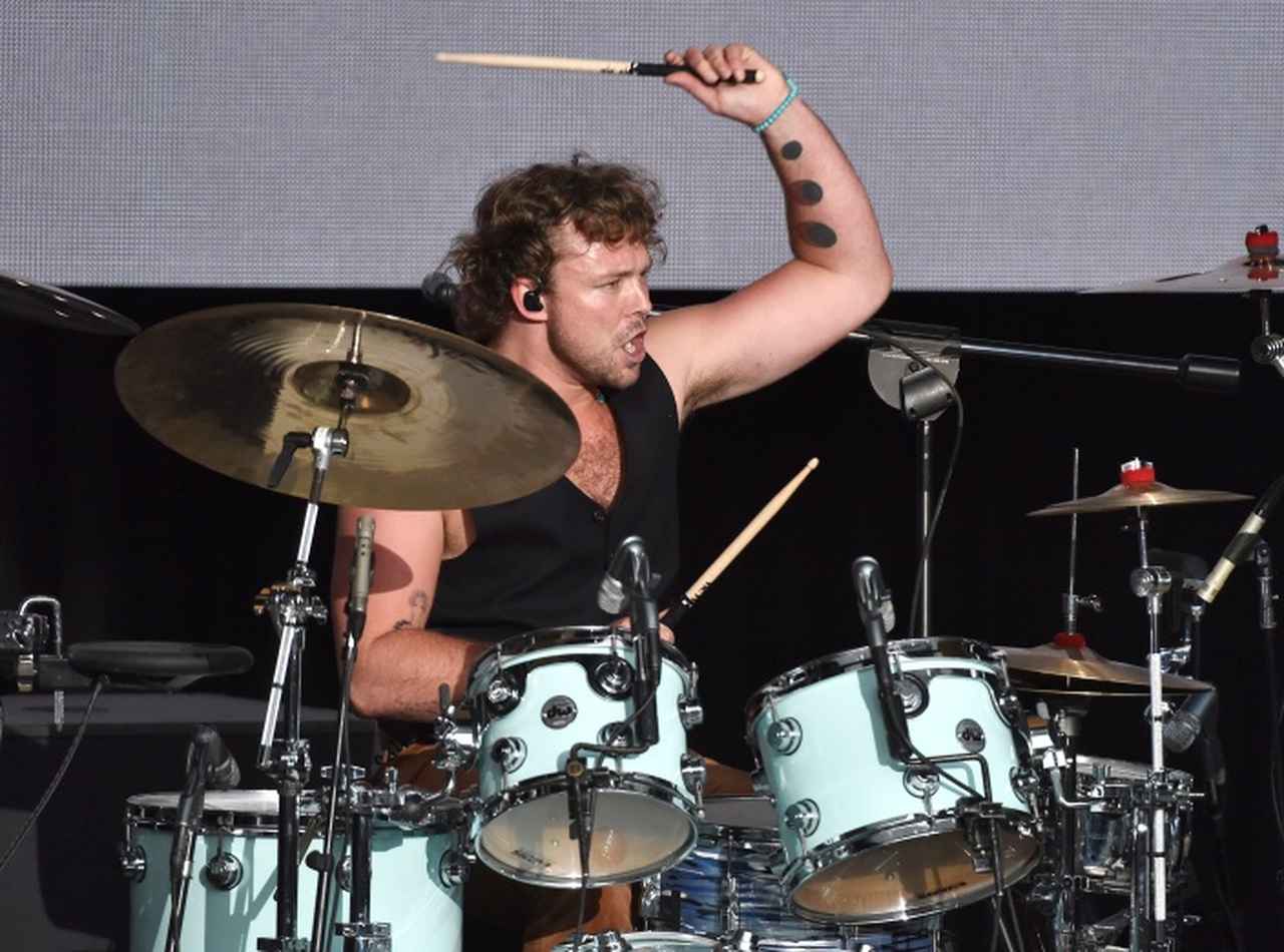 熱中症と疲労でライブ中に「脳卒中の症状」、5SOSドラマーの現状は?