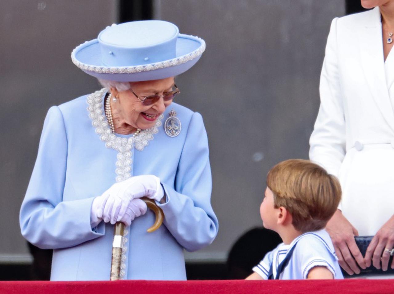 ルイ王子は式典中にエリザベス女王に「何」を聞いていた?気になる“質問の中身”が判明