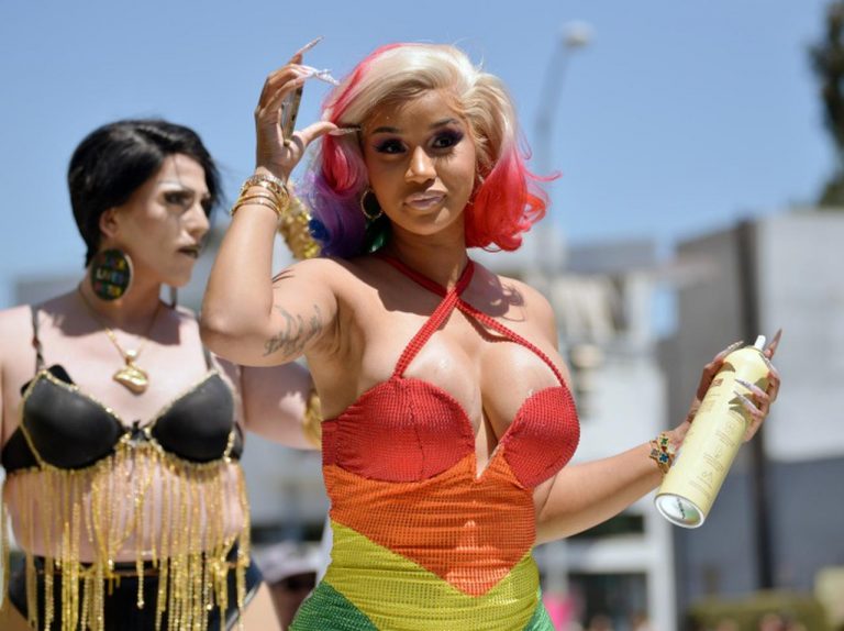 カーディ・BがLGBTQ+の祭典プライドパレードに登場！参加者の口にホイップクリームを“噴射”する珍ファンサも