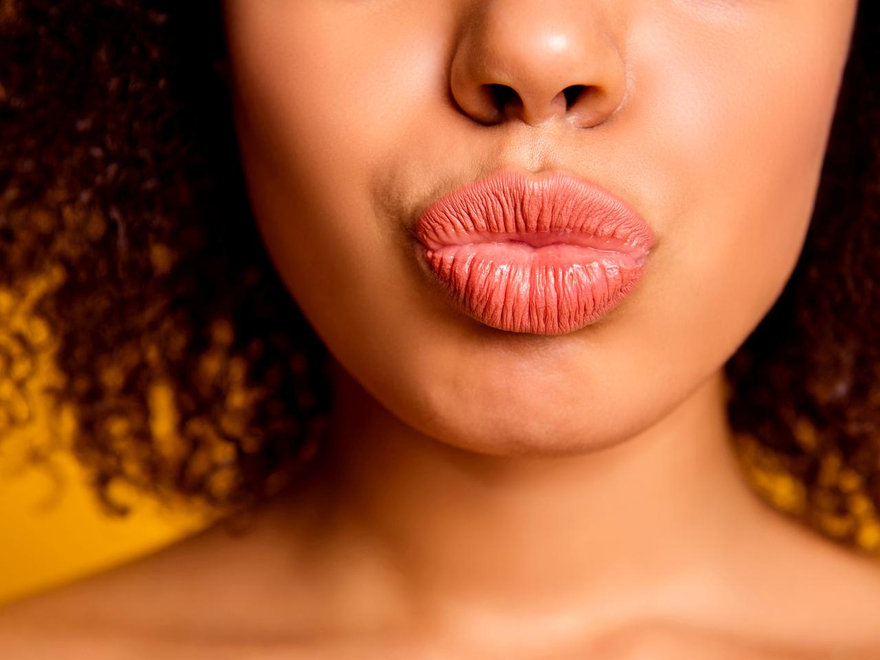 人気すぎて3度完売!寝ながら「ぷっくり唇」を叶えるリップコスメがすごい