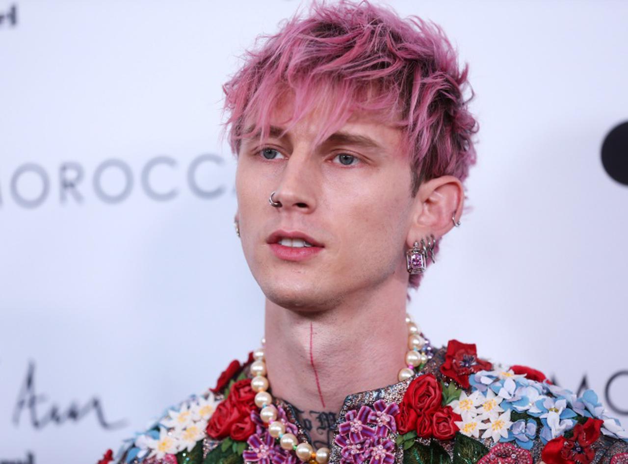 “ながらタトゥー”をする姿にアヴリル・ラヴィーンも衝撃!リハ中にタトゥーするマシン・ガン・ケリーが強すぎた