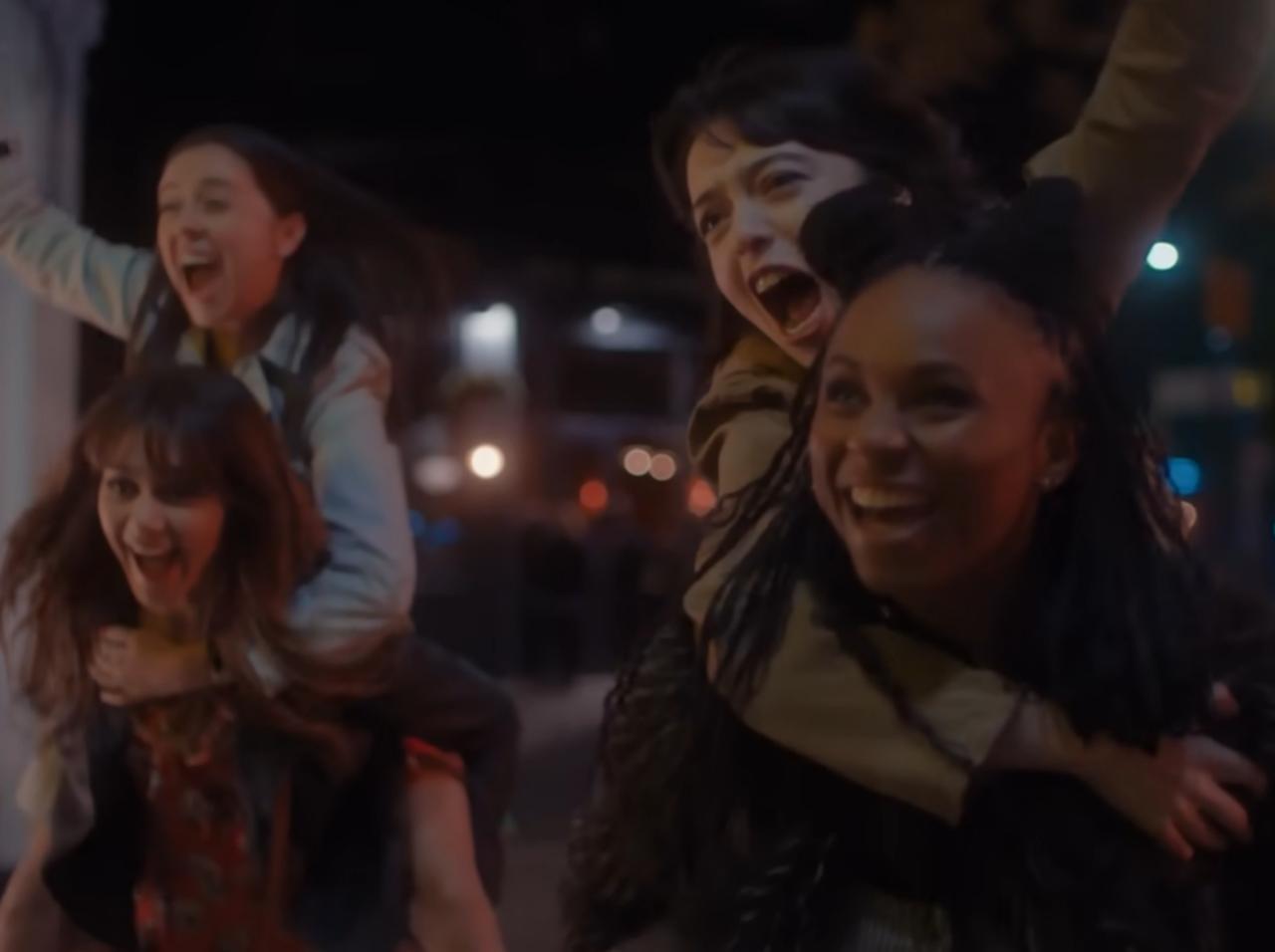 女友達と騒いで、初めて働いて、マッチングアプリして!20代女性のリアルをコミカルに描いたイギリスドラマが見たい