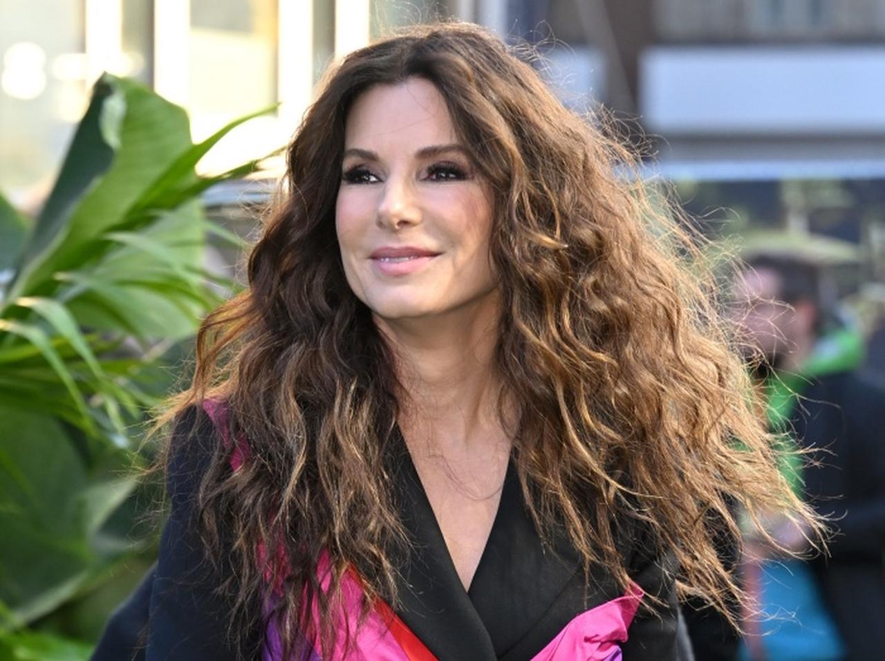 サンドラ・ブロックが『ザ・ロストシティ』で「ヒール」を履いてるのはなぜ？脱げない“事情”があった