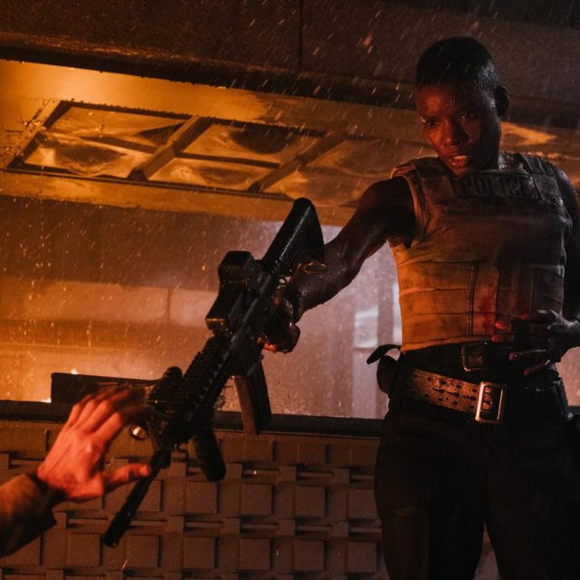 アレクシス・ラウダーが反撃のアクションをブチかます！『炎のデス・ポリス』本編映像＆場面写真が解禁