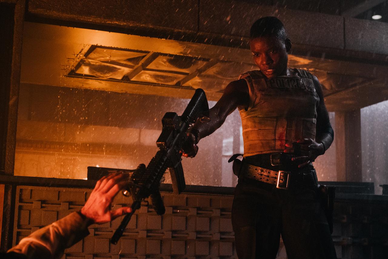 アレクシス・ラウダーが反撃のアクションをブチかます!『炎のデス・ポリス』本編映像&場面写真が解禁